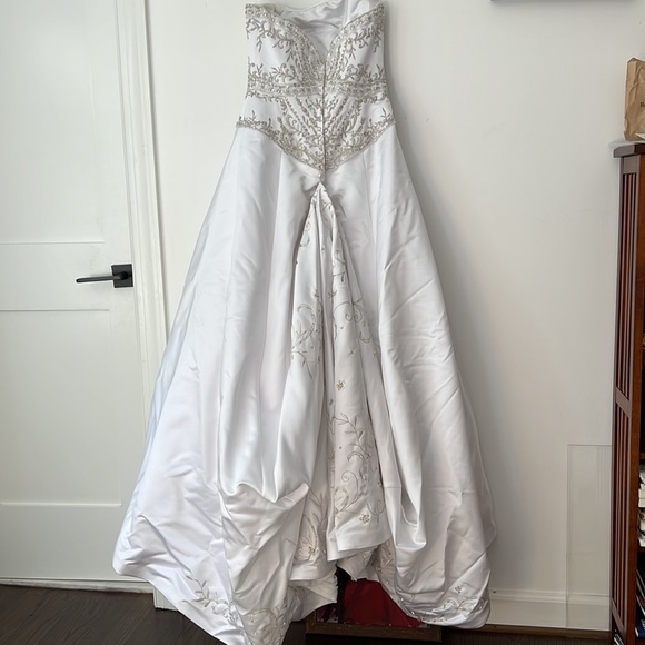 Sweetheart A-line strapless Wedding gown with Train, embroidery, sequins,size 10 - Picture 16 of 17